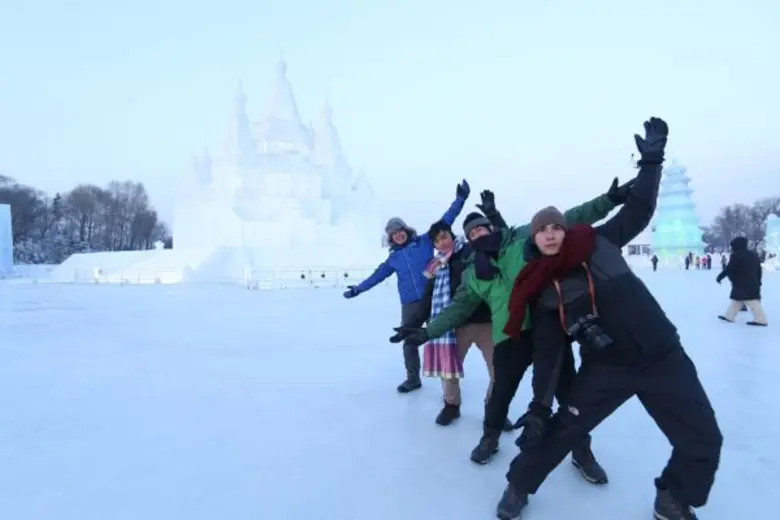 ทีวีไกด์: รายการ " สมุดโคจร On The Way "  พาตะลุยท่องเที่ยวคลายร้อน เทศกาลแกะน้ำแข็ง หิมะนานาชาติฮาร์บิ้น ทางช่อง 28