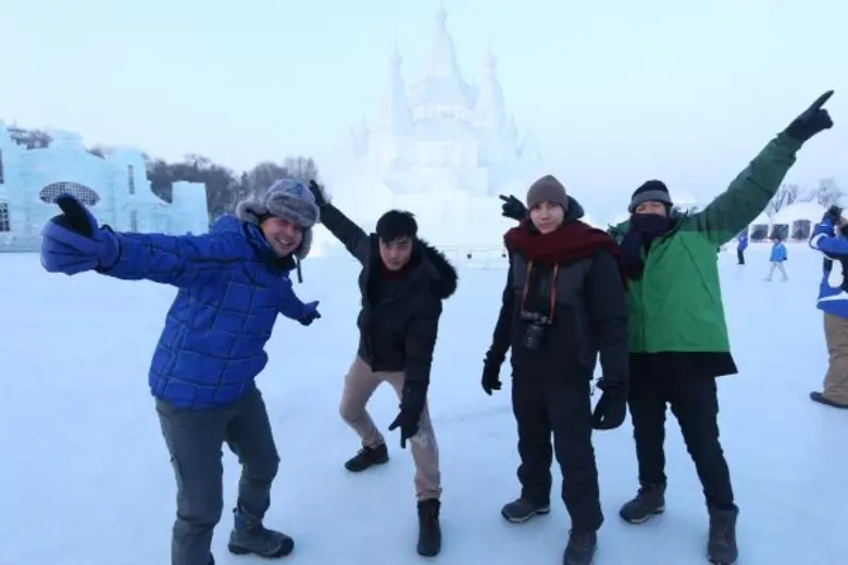 ทีวีไกด์: รายการ " สมุดโคจร On The Way "  พาตะลุยท่องเที่ยวคลายร้อน เทศกาลแกะน้ำแข็ง หิมะนานาชาติฮาร์บิ้น ทางช่อง 28