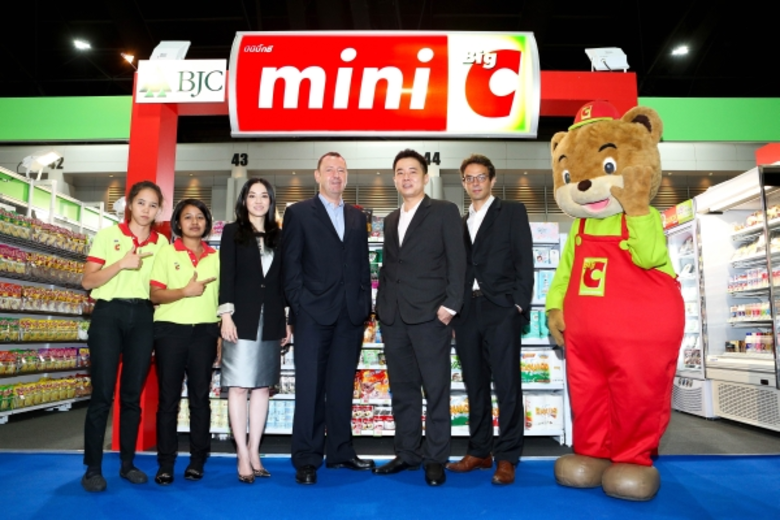 นายบรูโน จูสแลง(ที่ 4 จากซ้าย) รองประธานฝ...