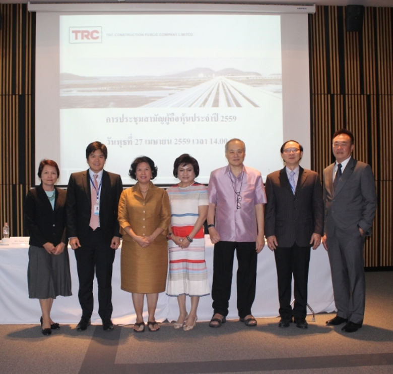 นางไพจิตร รัตนานนท์ (ที่ 3 จากซ้าย) ประธา...