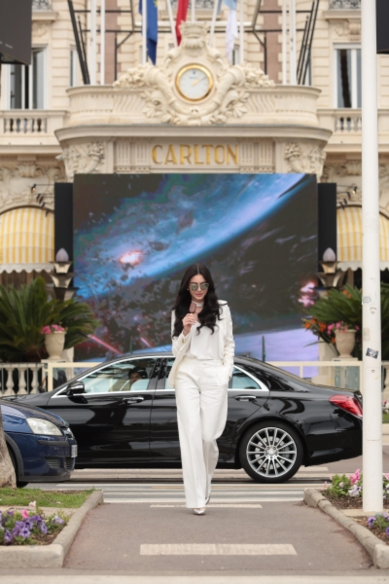 "ใหม่" ควงแขน "พี่ฟอร์ด" ช้อปคลาสสิก ไอเท็ม ฝากแฟนชาวไทย!