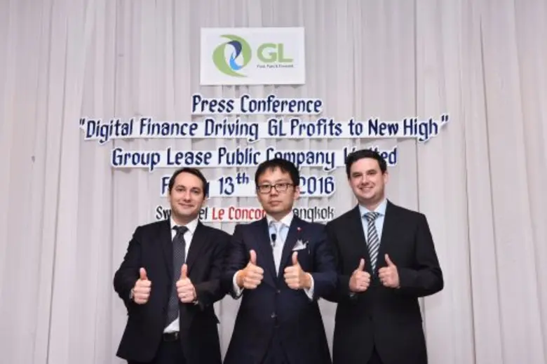 นายทัตซึยะ โคโนชิตะ (กลาง) ประธานคณะกรรมก...