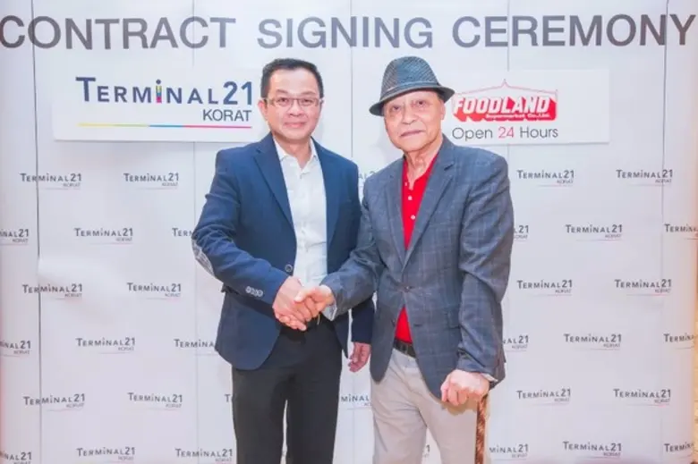 ในภาพ นายประเสริฐ ศรีอุฬารพงศ์ (ซ้าย) กรร...