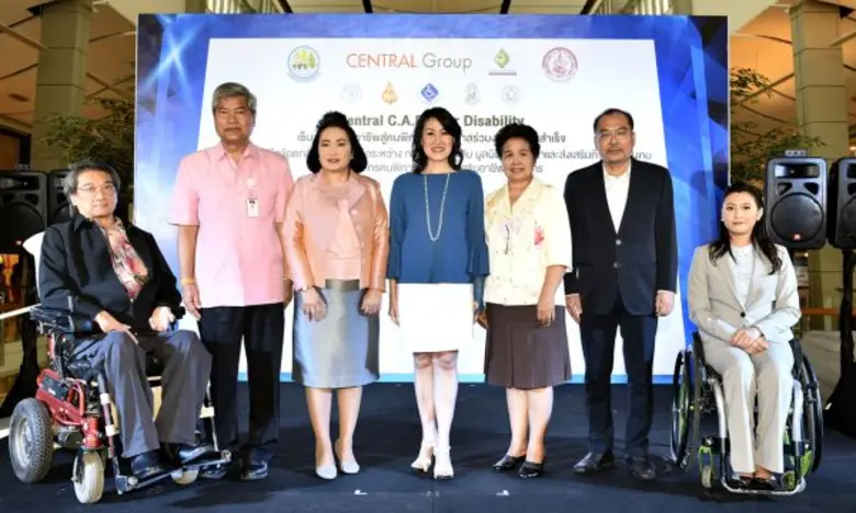 หม่อมหลวง ปุณฑริก สมิติ (ที่ 3 จากซ้าย) ป...