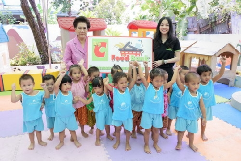 วารุณี กิจเจริญพูลสิน (ขวา) ผู้อำนวยการฝ่...