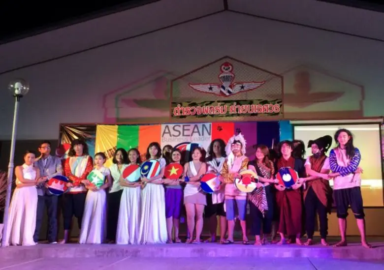 ดร.จักรินทร์ ศรีมูล คณบดีวิทยาลัยนานาชาติ...