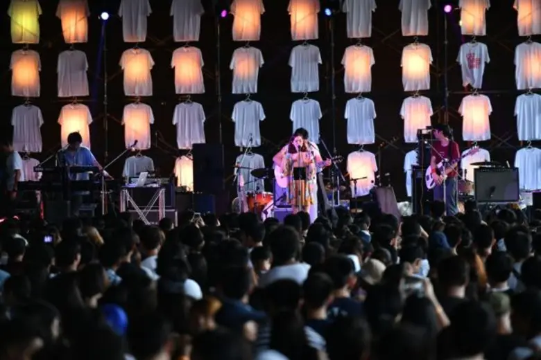 เสร็จสิ้นกันไปเป็นที่เรียบร้อยแบบผู้คนร่ว...