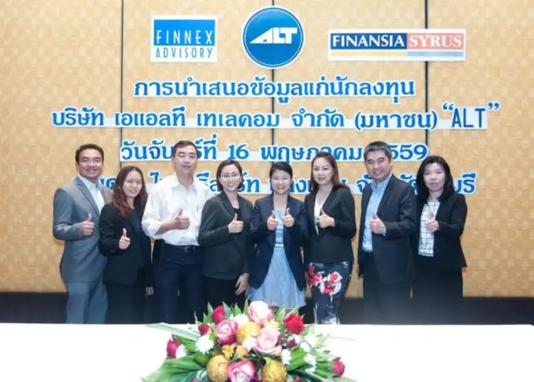 คุณปรีญาภรณ์ ตั้งเผ่าศักดิ์ (ที่ 4 จากขวา...