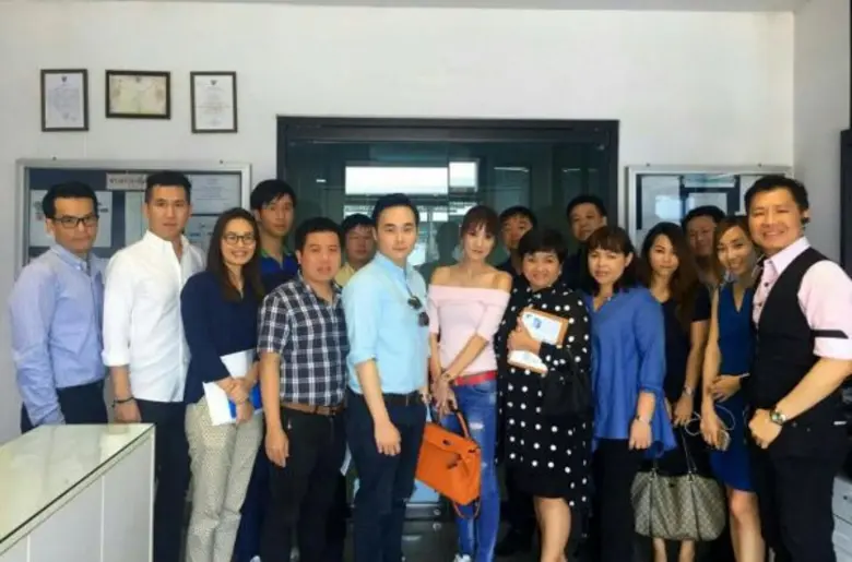 คุณปรีชาวุฒิ ขุมทรัพย์ (ขวาสุด) ผู้ช่วยกร...