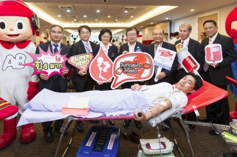 มร.เอะสึฮิโระ ทาคะโตะ (ที่ 4 จากซ้าย) กรร...