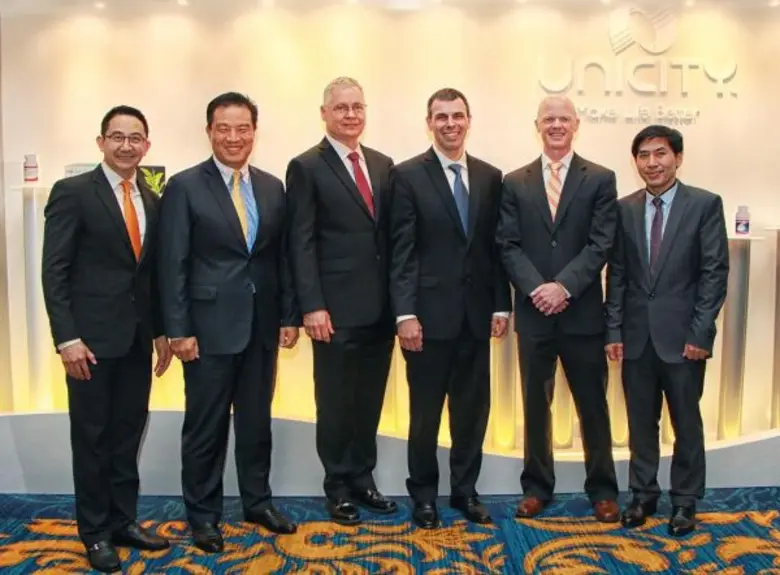 มร. คริสโตเฟอร์ คิม (ที่ 2 จากซ้าย) ประธา...