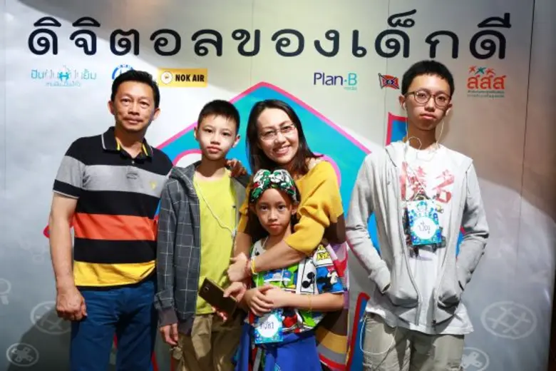 กว่า 300 ครอบครัวตื่นตัวแก้ปัญหาลูก “ติดจอ-ติดเกม” พ่อ แม่ ลูก จูงมือเข้าอบรมค่าย “ดิจิตอลของเด็กดี” หวังลดภาวะเสี่ยง ร่วมจัดสรรชีวิตครอบครัวให้สมดุล สสส. กระตุ้นสร้างการรู้เท่าทันสื่อให้กับเด็กและเยาวชน