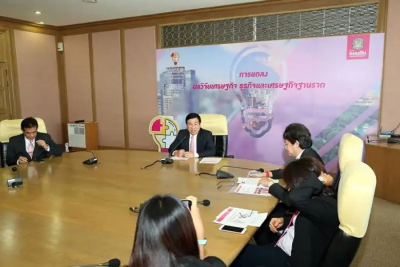 นายชาติชาย พยุหนาวีชัย ผู้อำนวยการธนาคารอ...