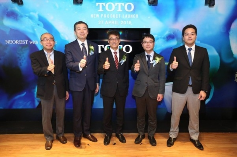 ไดจิโระ โนกะตะ (ที่ 2 จากซ้าย) ประธานบริษ...