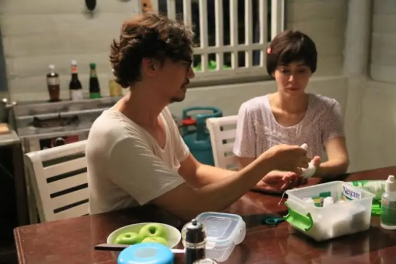 'นัท’ ร้องลั่น!! มีดบาดมือเลือดโชก 'ปีเตอร์’ แสนห่วง!! ทำแผลให้