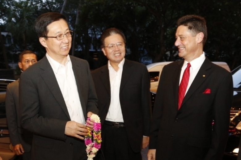 ฯพณฯ มร. หาน เจิ้ง (ซ้าย) สมาชิกคณะกรรมกา...