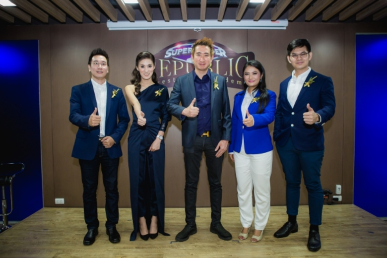 นายกระทรวง จารุศิระ (คนกลาง) ผู้ก่อตั้งแล...