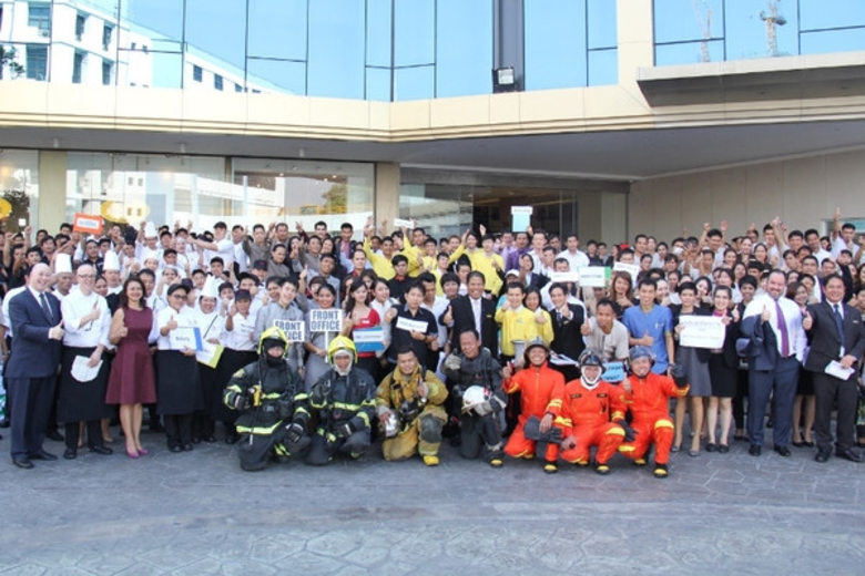 คุณคีธ ฮาร์ดี้ ผู้จัดการทั่วไปโรงแรมรอยัล...