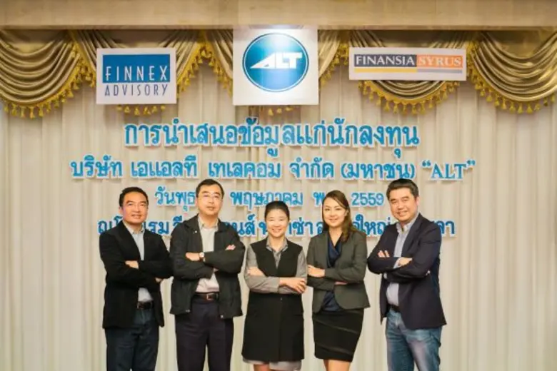 คุณปรีญาภรณ์ ตั้งเผ่าศักดิ์ (กลาง) กรรมกา...