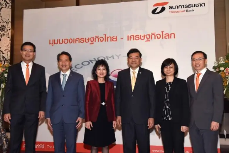 นางนุสรา รุนสำราญ (คนที่ 3 จากซ้าย) รองกร...