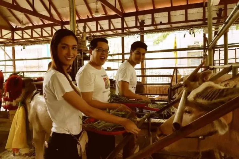 มังกร ชวน จีน่า ฉลองปิดกล้อง !! พร้อมแทคทีมดารา-ผู้ประกาศฯ ร่วมก๊วนทำบุญ “วันวิสาขบูชา”