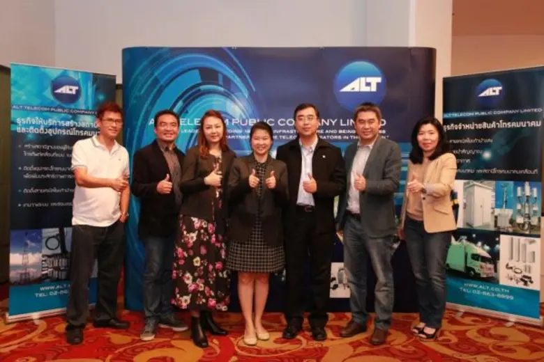 คุณปรีญาภรณ์ ตั้งเผ่าศักดิ์ (กลาง) กรรมกา...