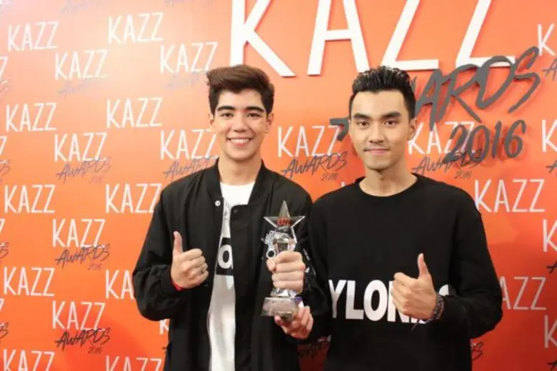 แฟนคลับยกขบวนมาช่วยเชียร์ช่วยลุ้นติดขอบเว...