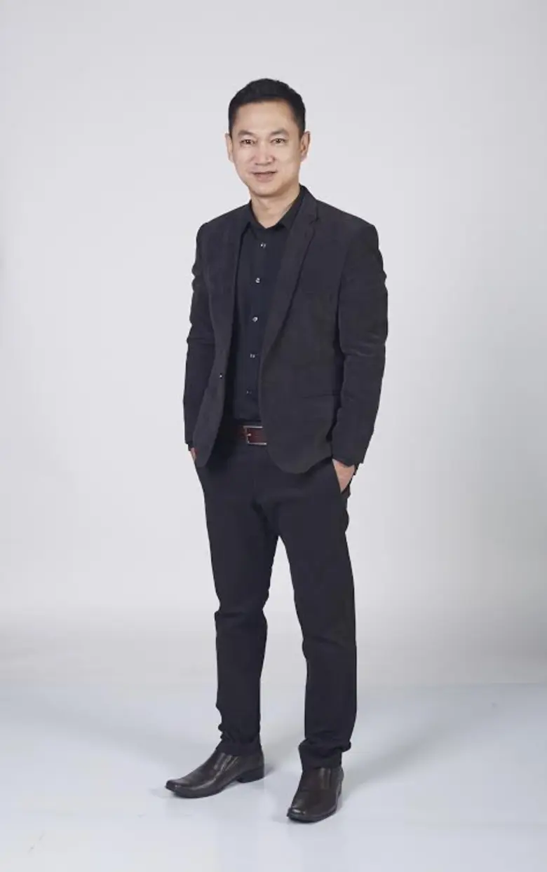 ดูแลทุกขั้นตอนในการผลิตศิลปินจริงๆ สำหรับ...