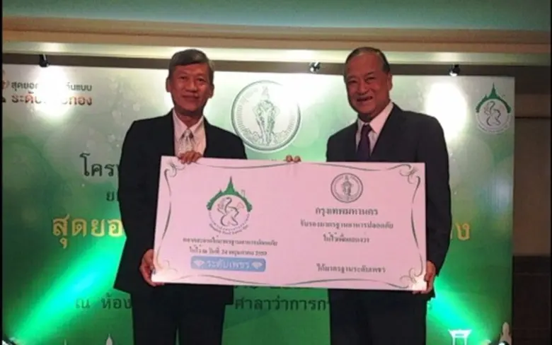 หม่อมราชวงศ์สุขุมพันธุ์ บริพัตร (ซ้าย) ผู...