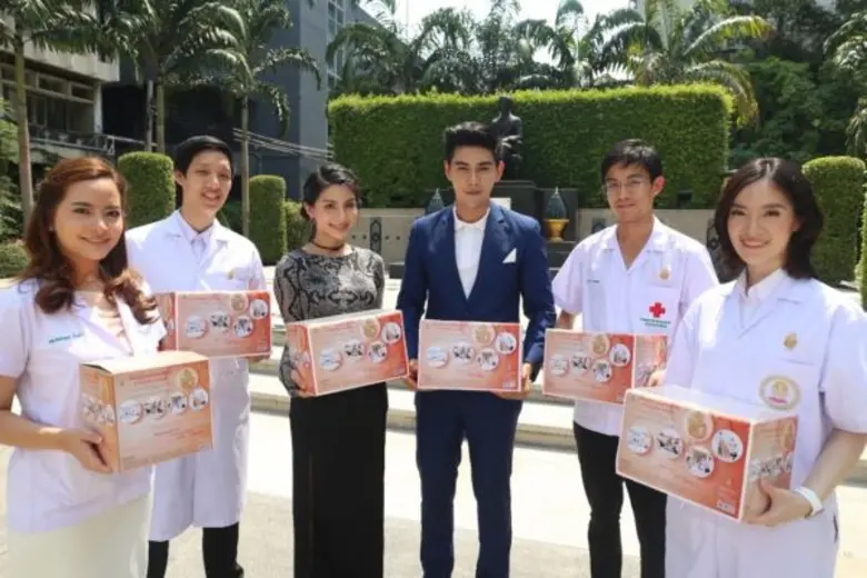 มังกร-ฟ้า รณรงค์บริจาคซื้อ“เข็มอานันทมหิดล”ช่วยผู้ป่วยยากไร้