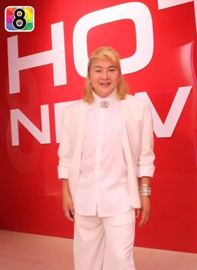 มานั่งแท่นพิธีกรรายการ "บันเทิง 8 HOT NEW...