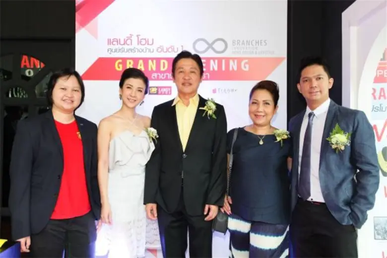 นายพิเชษฐ มณีรัตนะพร (กลาง) กรรมการผู้จัด...