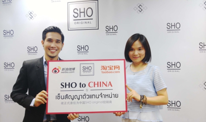 นายณัฐพฤทธ์ ตีระพิพัฒนะกุล(ซ้าย) กรรมการผ...