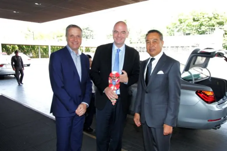 เมื่อเร็วๆนี้ มร.มาร์ค เบกาสาท (ซ้าย) ผู้...