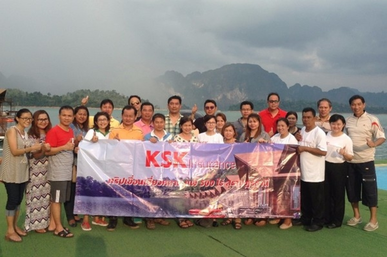 เมื่อเร็วๆ นี้ ซินดี้ กัว (แถวหน้าที่ 7 จ...