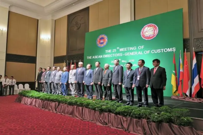 นายกุลิศ สมบัติศิริ อธิบดีกรมศุลกากร และค...