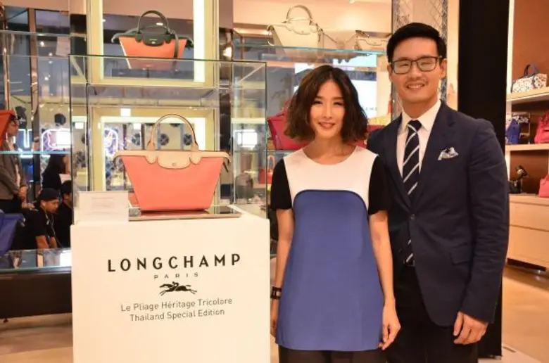 ลองฌอมป์ ฉลองเปิดตัว แฟล็กชิพ สโตร์ แห่งแรกในประเทศไทย สุดยิ่งใหญ่  โชว์กระเป๋าออกแบบพิเศษ เพื่อ “ประเทศไทย” ใบเดียวในโลก และเชิญ อเล็กซ่า ชุง สไตล์ไอคอนระดับโลกมาเซอร์ไพรส์แขกฯ ในงาน