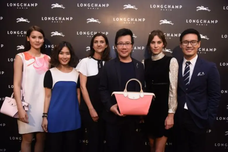 ลองฌอมป์ ฉลองเปิดตัว แฟล็กชิพ สโตร์ แห่งแรกในประเทศไทย สุดยิ่งใหญ่  โชว์กระเป๋าออกแบบพิเศษ เพื่อ “ประเทศไทย” ใบเดียวในโลก และเชิญ อเล็กซ่า ชุง สไตล์ไอคอนระดับโลกมาเซอร์ไพรส์แขกฯ ในงาน
