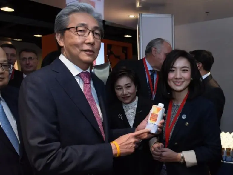 นายสมคิด จาตุศรีพิทักษ์ (ซ้าย) รองนายกรัฐ...