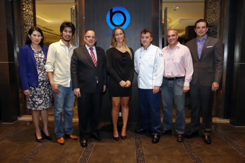 มร.วิม เอ็น. เอ็ม. ฟาเก็ล (คนที่ 3 จากซ้า...