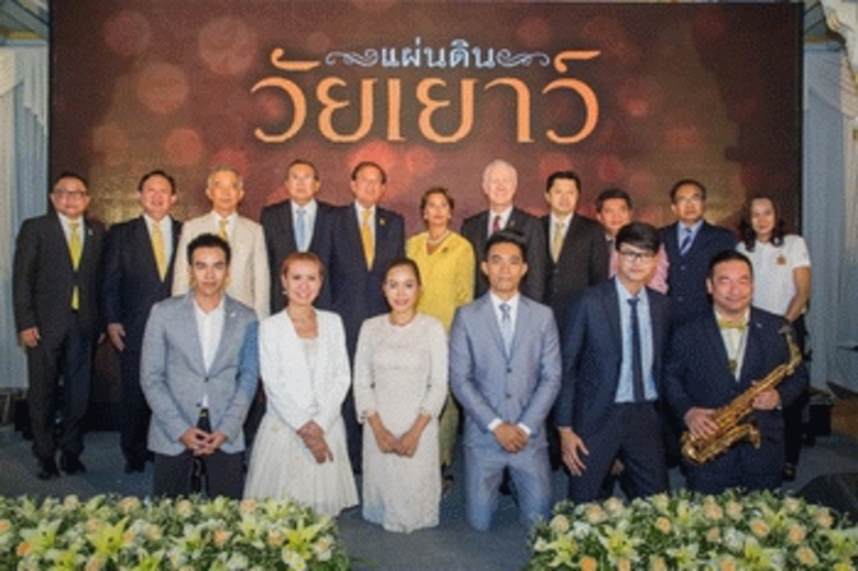 พล.ต. ม.จ. จุลเจิม ยุคล (แถวยืนที่ 4 จากซ...