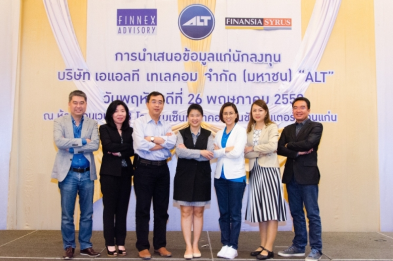 คุณปรีญาภรณ์ ตั้งเผ่าศักดิ์ (กลาง) กรรมกา...