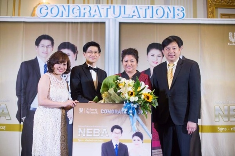 สุชาดา ธีรวชิรกุล (ซ้าย) ประธานบริหาร ยูน...