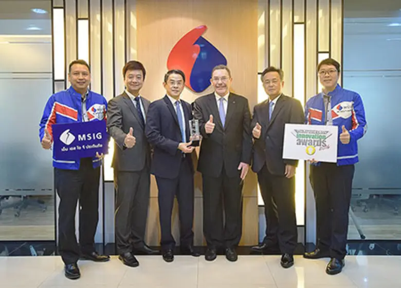 นายอลัน จอห์น วิลสัน (ที่ 3 จากขวา) กรรมก...