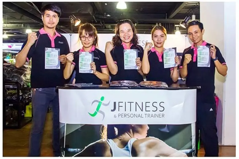 คุณจิตรา แซ่หวัง (กลาง) ผู้บริหาร เจ ฟิตเ...