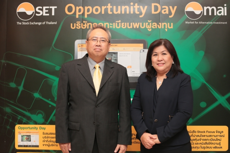 นางสาวศิริวรรณ สุกัญจนศิริ (ขวา) กรรมการผ...