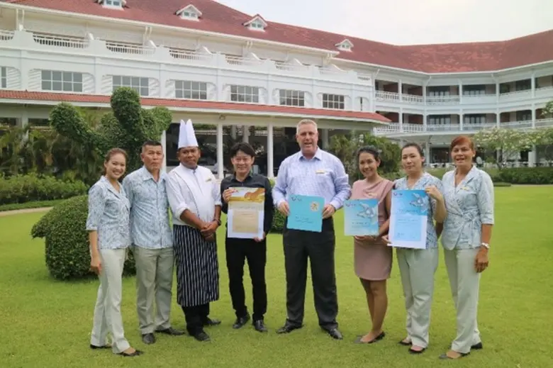 ปีเตอร์ นีลสัน (ที่ 4 จากขวา) ผู้จัดการทั...