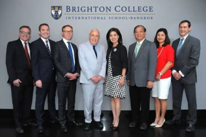 นุสรา (อัสสกุล) บัญญัติปิยพจน์ (กลางขวา),...