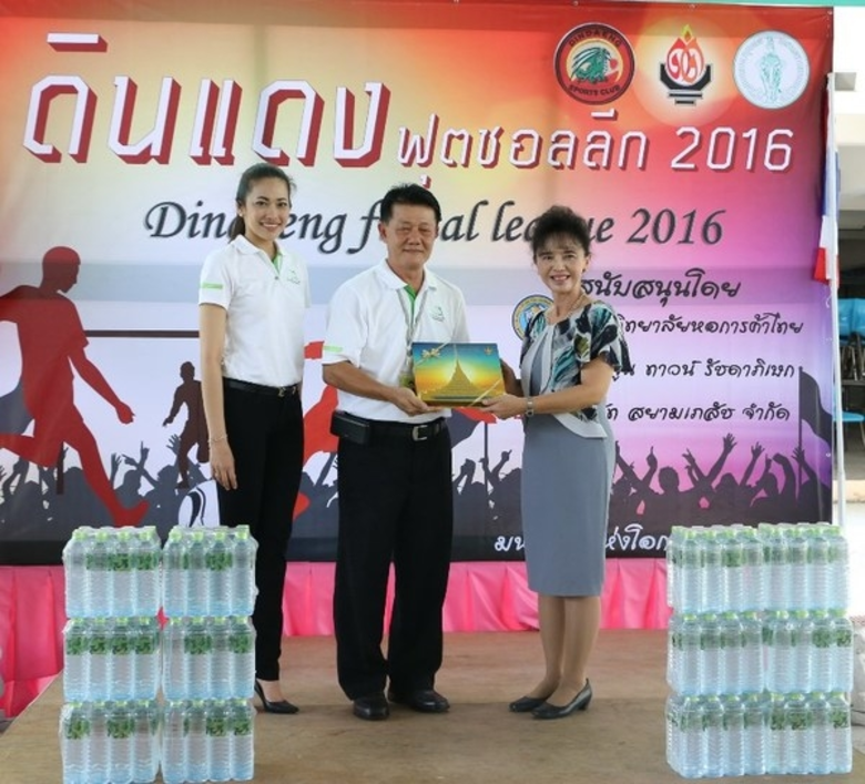 คุณวิวัฒน์ อิ้วสมจิตร (กลาง) ผู้จัดการอาว...