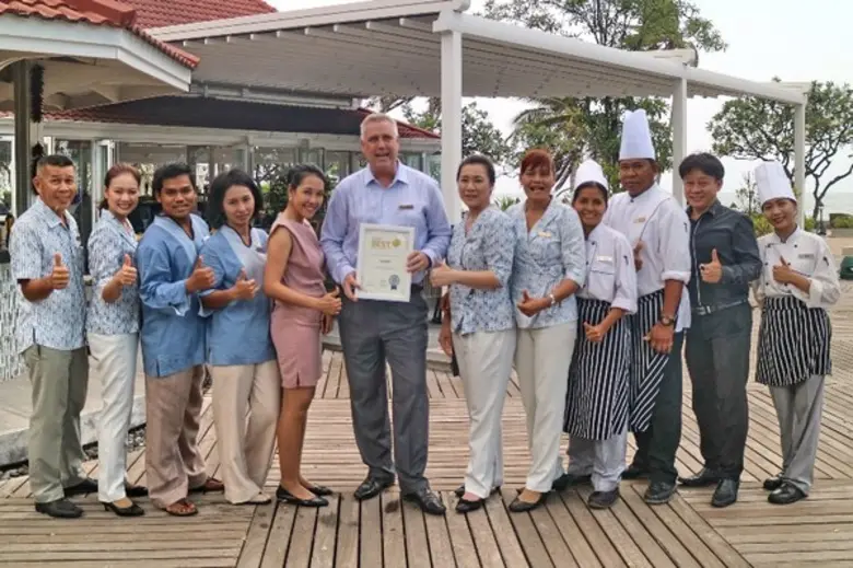 ปีเตอร์ นีลสัน (ที่ 7 จากขวา) ผู้จัดการทั...